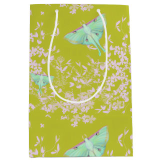 Luna Moth on Lime ミディアムペーパーバッグ