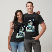 LUNAR SCOOTERIST -おもしろい2D宇宙飛行士の漫画 Tシャツ (ユニセックス)