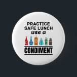 Lunch Lady Cafeteria Food Service Safe Lunch Funny 缶バッジ<br><div class="desc">Lunch lady design is funny appreciation gift for cafeteria worker or school lunch staff. Funny pun design says: "Practice safe lunch use a condiment." Perfect back to school design for happy 1st day of school</div>