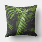Lush Dark Green Fern Leaves Moody Woodland クッション (裏面)