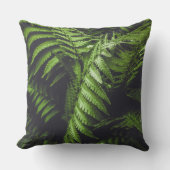 Lush Dark Green Fern Leaves Moody Woodland クッション (正面)