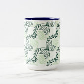 Lush Green Leaves And Vines Pattern ツートーンマグカップ (中央)