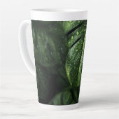 Lush Monstera Leaves with Morning Dew Drops カフェラテマグ (左アングル)