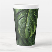 Lush Monstera Leaves with Morning Dew Drops カフェラテマグ (正面)