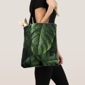 Lush Monstera Leaves with Morning Dew Drops トートバッグ (クローズアップ)