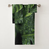 Lush Monstera Leaves with Morning Dew Drops バスタオルセット (インサイチュ)