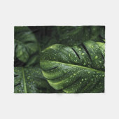 Lush Monstera Leaves with Morning Dew Drops フリースブランケット (正面(横))