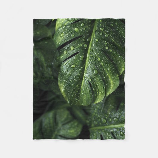 Lush Monstera Leaves with Morning Dew Drops フリースブランケット (正面)