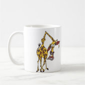 lustige Giraffe mit Ohrring und Goldzahn コーヒーマグカップ (左)