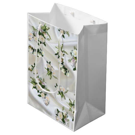 Luxurious, White, Flowing Silk & White Roses. ミディアムペーパーバッグ (正面アングル)