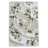 Luxurious, White, Flowing Silk & White Roses. ミディアムペーパーバッグ (正面)