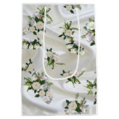 Luxurious, White, Flowing Silk & White Roses. ミディアムペーパーバッグ (裏面)