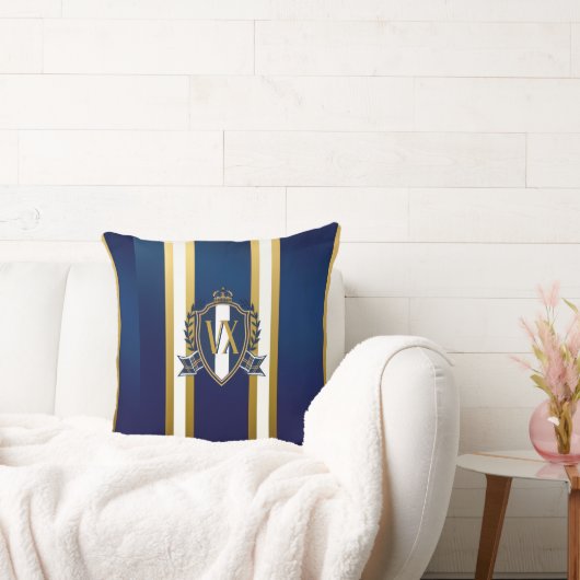 Luxury Blue and White Monogrammed Crest Decorative クッション (ソファ)