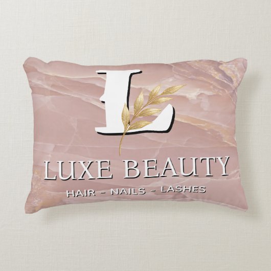Luxury Blush Pink Marble Beauty Salon Logo アクセントクッション (正面)