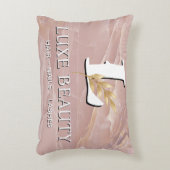 Luxury Blush Pink Marble Beauty Salon Logo アクセントクッション (正面(垂直))