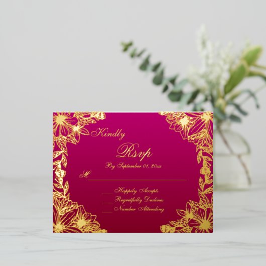 Luxury Burgundy Gold Script Wedding RSVP Card 箔招待状ポストカード (立ち正面)