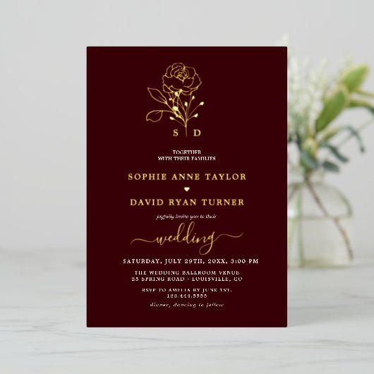Luxury Gold Floral Deep Burgundy Monogram Wedding 箔招待状 (立ち正面)