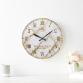 Luxury White Marble Gold Monogram Real Estate ラージ壁時計 (ホーム)