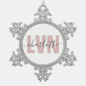 LVNライセンスパーソナライズされた職業ナースシック スノーフレークピューターオーナメント (正面)