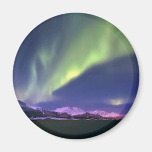 Lyngenfjordenノルウェーの上のオーロラBorealis マグネット
