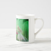 Lynne Bellchamber著雨滴を集めている妖精 ボーンチャイナマグカップ (右)