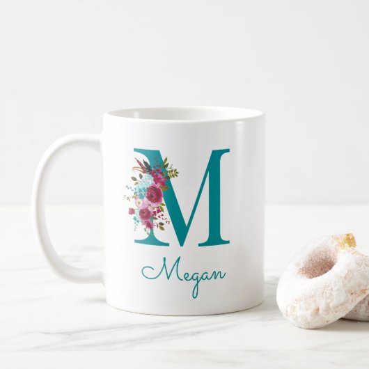 Mの文字のティールピンクの花 コーヒーマグカップ (ドーナツ)