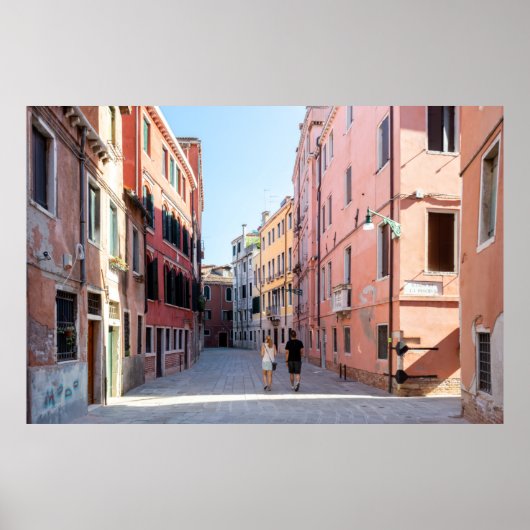 Mの歩道の黒いジャケット歩くの女性 ポスター (正面)