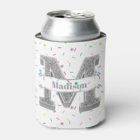 Mイニシャルパーソナライズされたシルバーモノグラムあなたの名前 缶クーラー (缶正面)