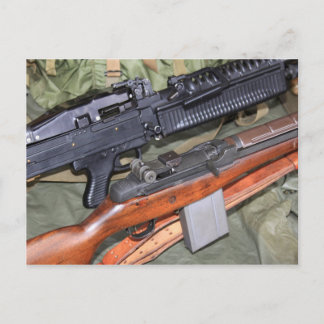 M60 MGとM14ライフルを並べて配置 ポストカード