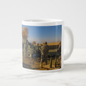 M777ライト引かれた曲射砲アフガニスタン2009年 ジャンボコーヒーマグカップ (正面右)