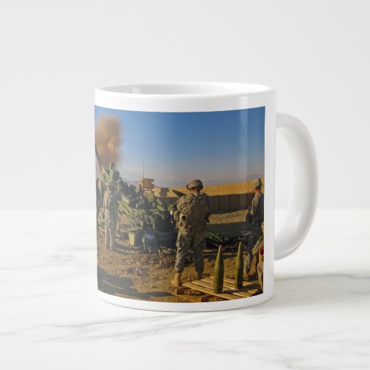 M777ライト引かれた曲射砲アフガニスタン2009年 ジャンボコーヒーマグカップ (正面右)