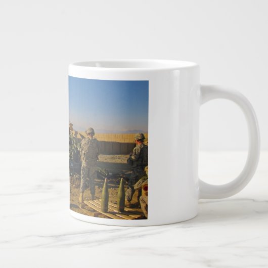 M777ライト引かれた曲射砲アフガニスタン2009年 ジャンボコーヒーマグカップ (右)