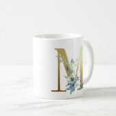 M, 青い花の葉のゴールドイニシャル コーヒーマグカップ (正面右)