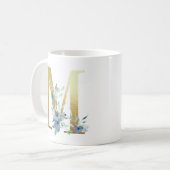 M, 青い花の葉のゴールドイニシャル コーヒーマグカップ (正面左)