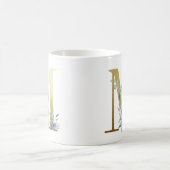 M, 青い花の葉のゴールドイニシャル コーヒーマグカップ (中央)