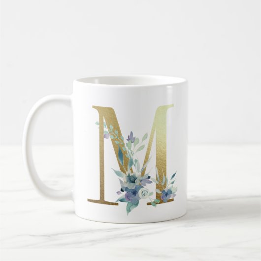 M, 青い花の葉のゴールドイニシャル コーヒーマグカップ (左)