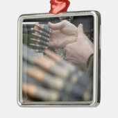 M-240Gから3000ラウンド以上が発射された メタルオーナメント (左)