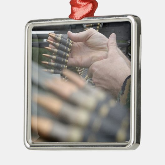 M-240Gから3000ラウンド以上が発射された メタルオーナメント (左)