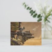 M-4ライフルから発射されるシェルケーシング ポストカード (スタンド正面)