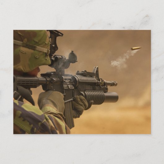 M-4ライフルから発射されるシェルケーシング ポストカード (正面)