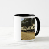 M-88回収車がM992を牽引し始める マグカップ (正面右)