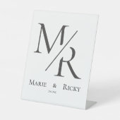 M & R | お二人のイニシャル モノグラム  台座サイン (正面)