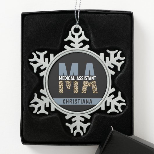 MA医療カスタムアシスタントLeopardプリント スノーフレークピューターオーナメント (ボックス)