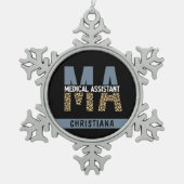 MA医療カスタムアシスタントLeopardプリント スノーフレークピューターオーナメント (正面)