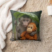 Macaque Monkey with Orange Orangutan クッション (ブランケット)