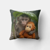Macaque Monkey with Orange Orangutan クッション (裏面)