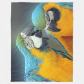 Macaws in love フリースブランケット (正面)
