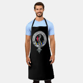 MacBainCrestバッジ エプロン (着用した状態)