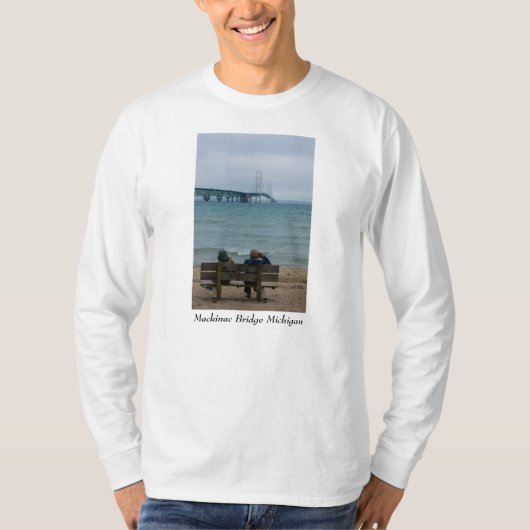 Mackinacブリッジの表示 Tシャツ (正面)