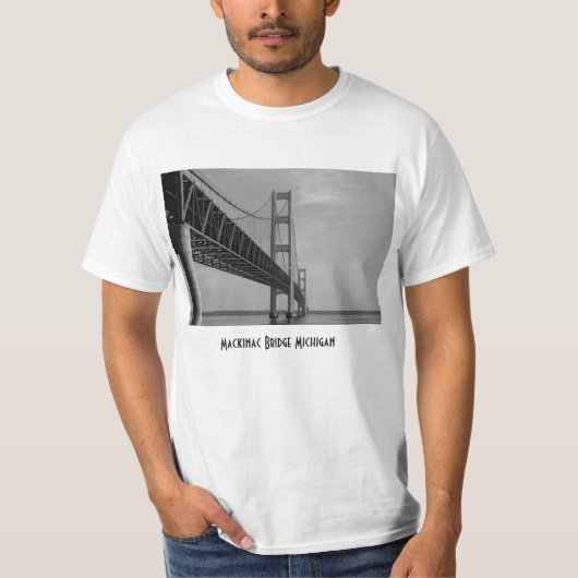 Mackinacブリッジグレースケールに沿って Tシャツ (正面)